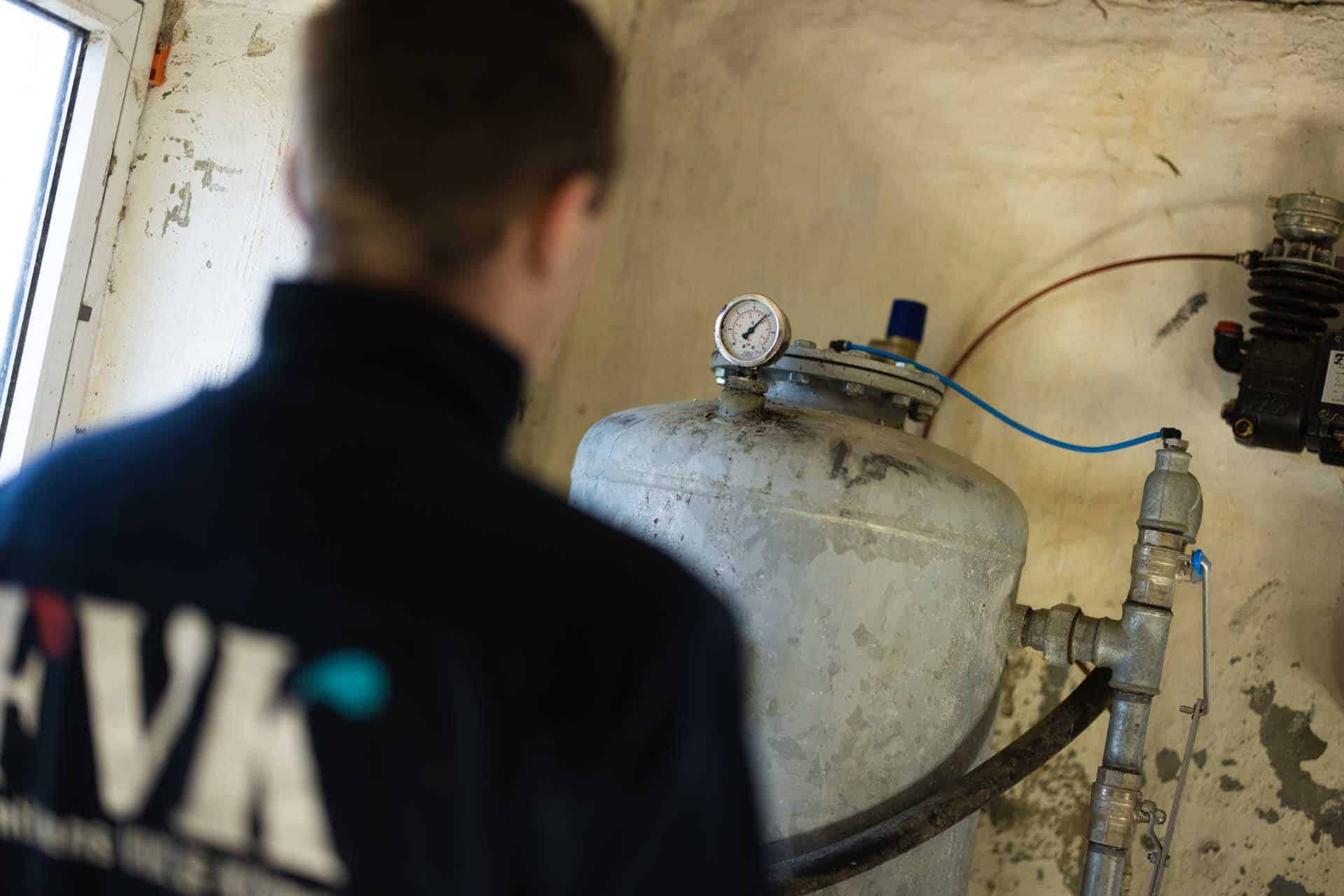 VVS-tekniker fra Fremtidens VVS & Klima efterser varmeanlæg og tryktank
